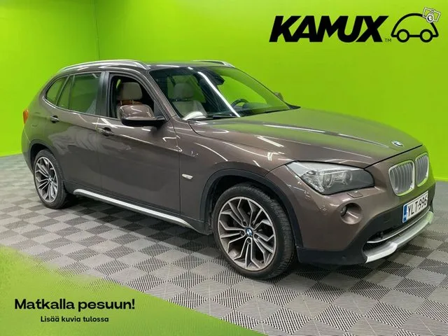 BMW X1 A E84 SAV / Juuri tullut / Panoraama / Prof.navi / Comfort access / Sähköpenkit / Nahkasisusta / Image 1